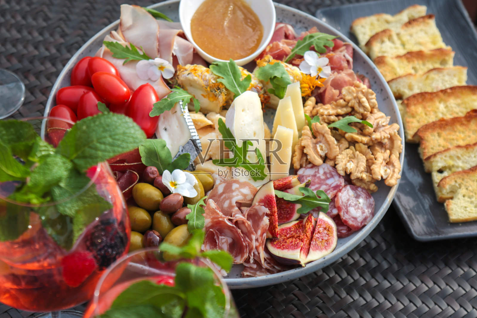 餐桌与食物和饮料开胃菜开胃菜盘招待客人在地中海花园派对照片摄影图片