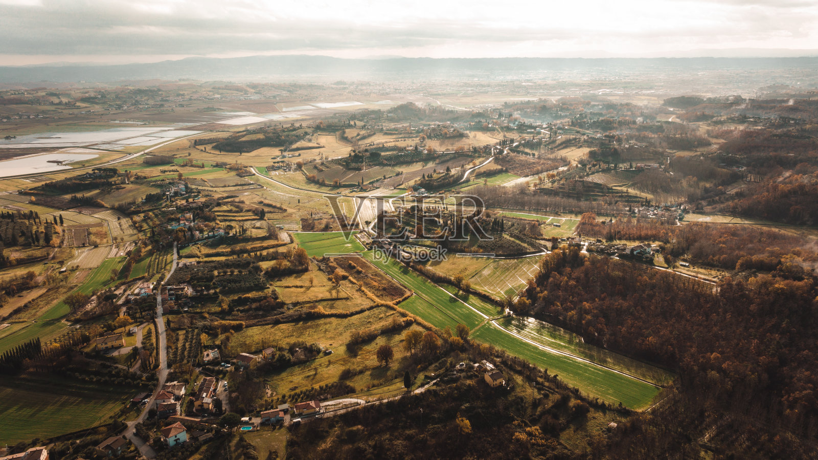 秋天在乡村上空飞翔照片摄影图片