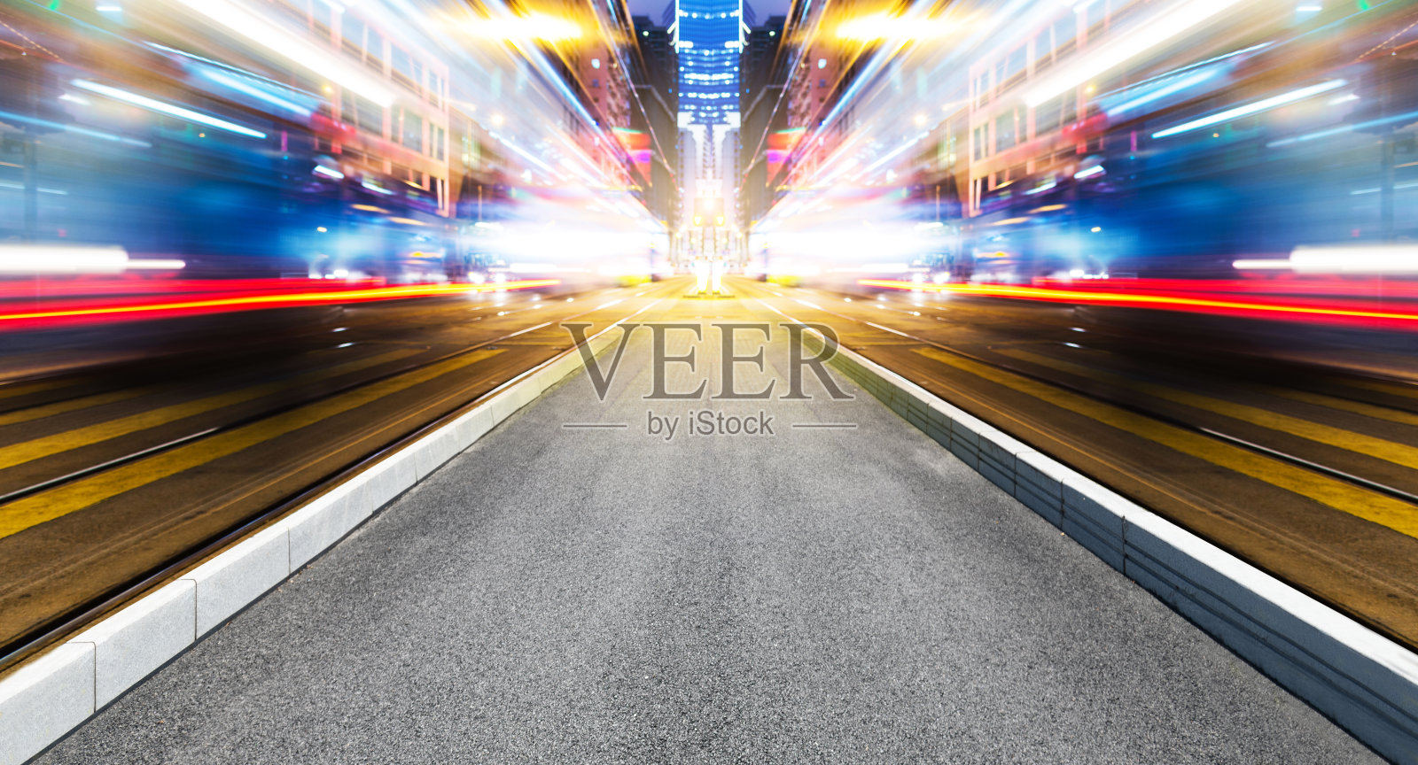 城市夜间车辆的长时间曝光照片摄影图片