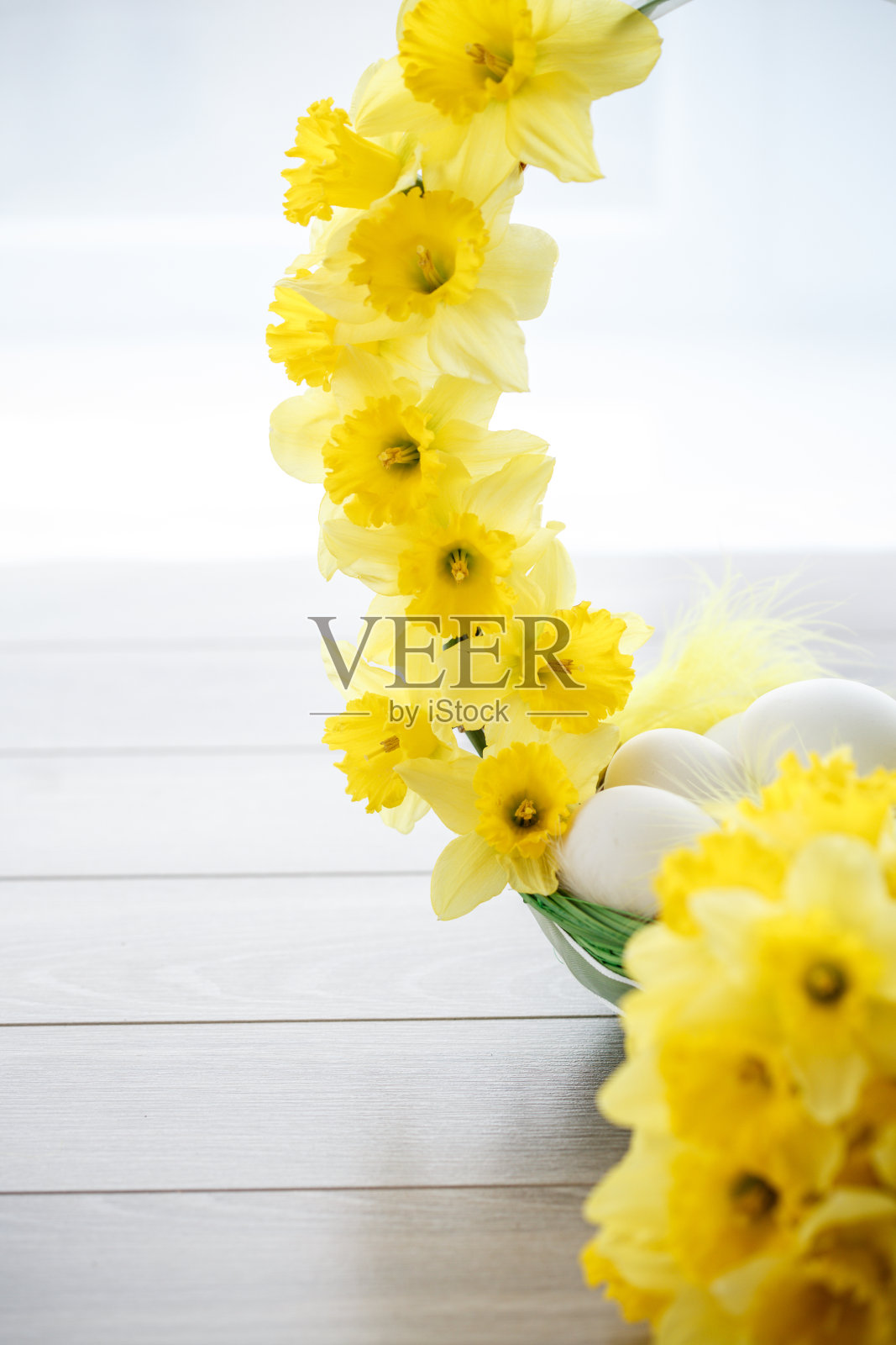 在厨房里用不同的方式摆放篮子里的鸡蛋照片摄影图片