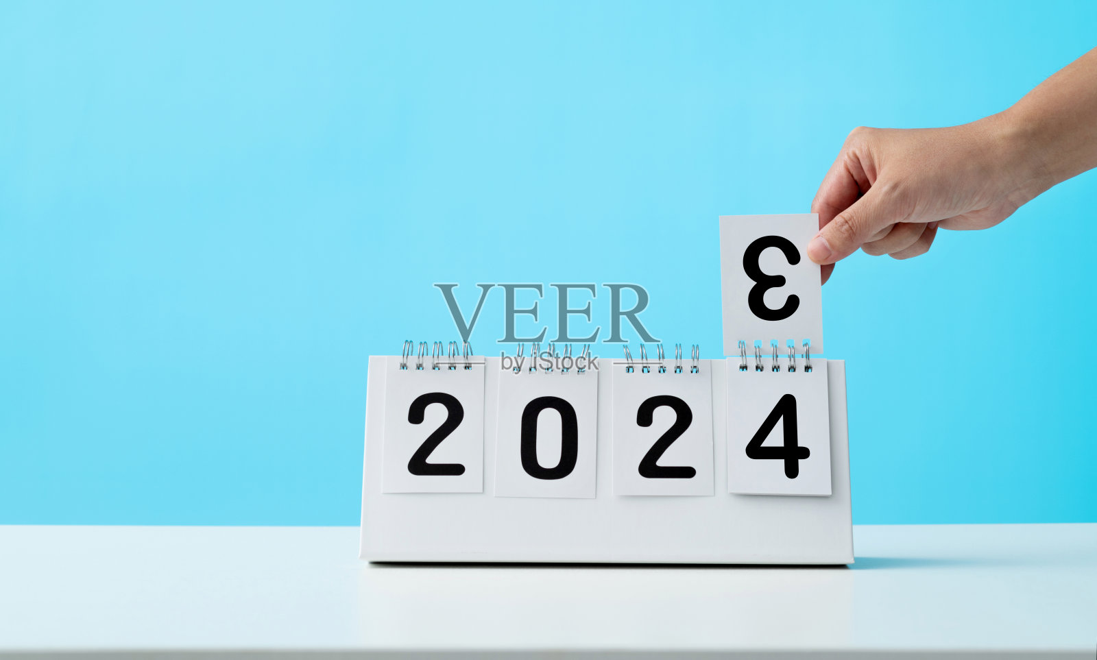 手持日历表2023更改为2024照片摄影图片