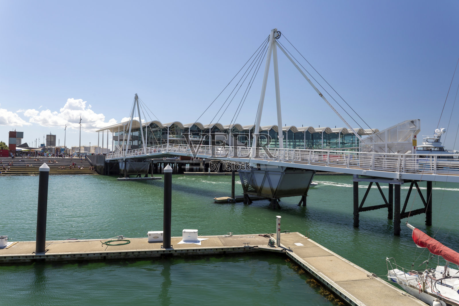 高架桥码头在一个阳光明媚的日子在奥克兰，新西兰照片摄影图片