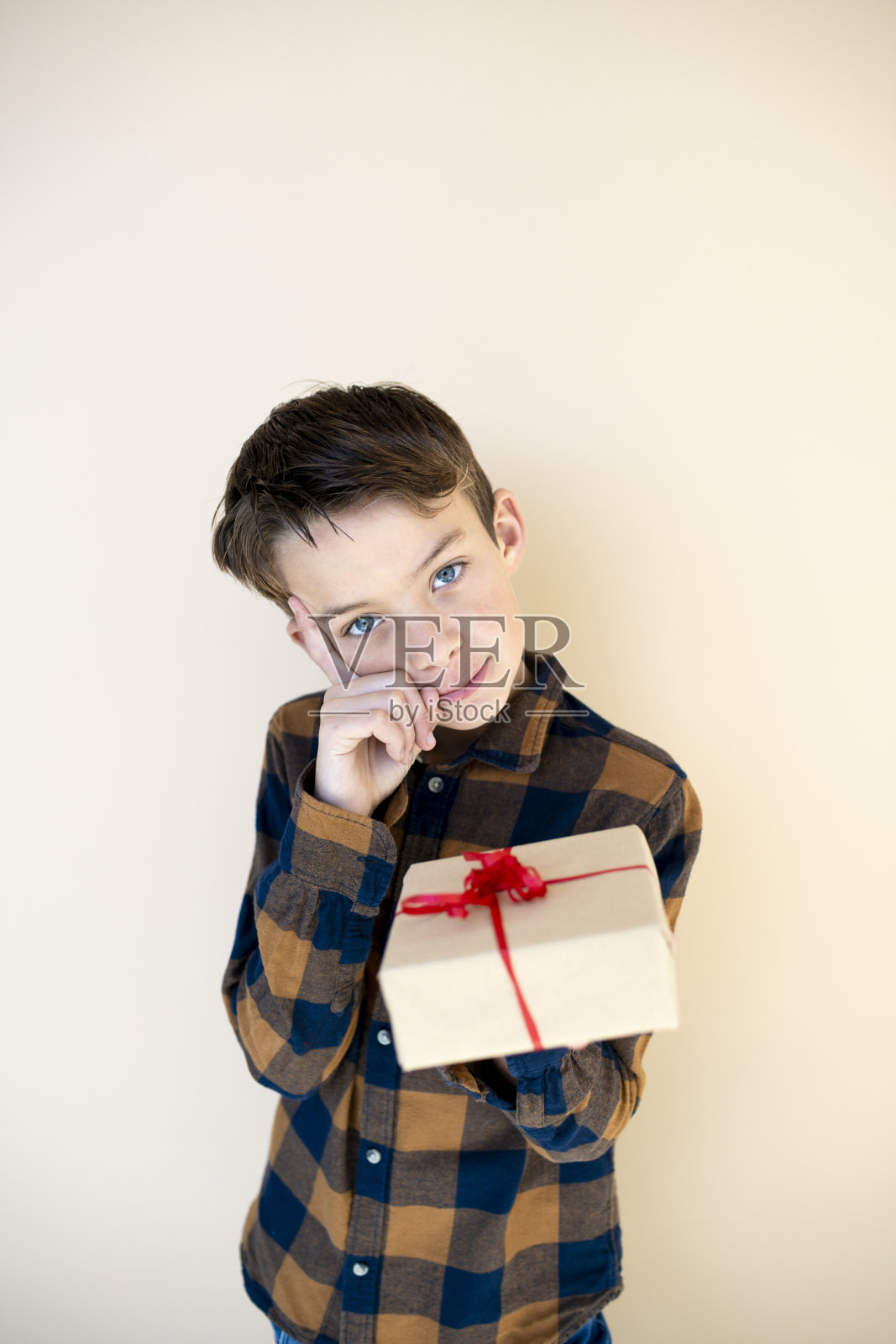 真酷，有圣诞礼物的小男孩照片摄影图片