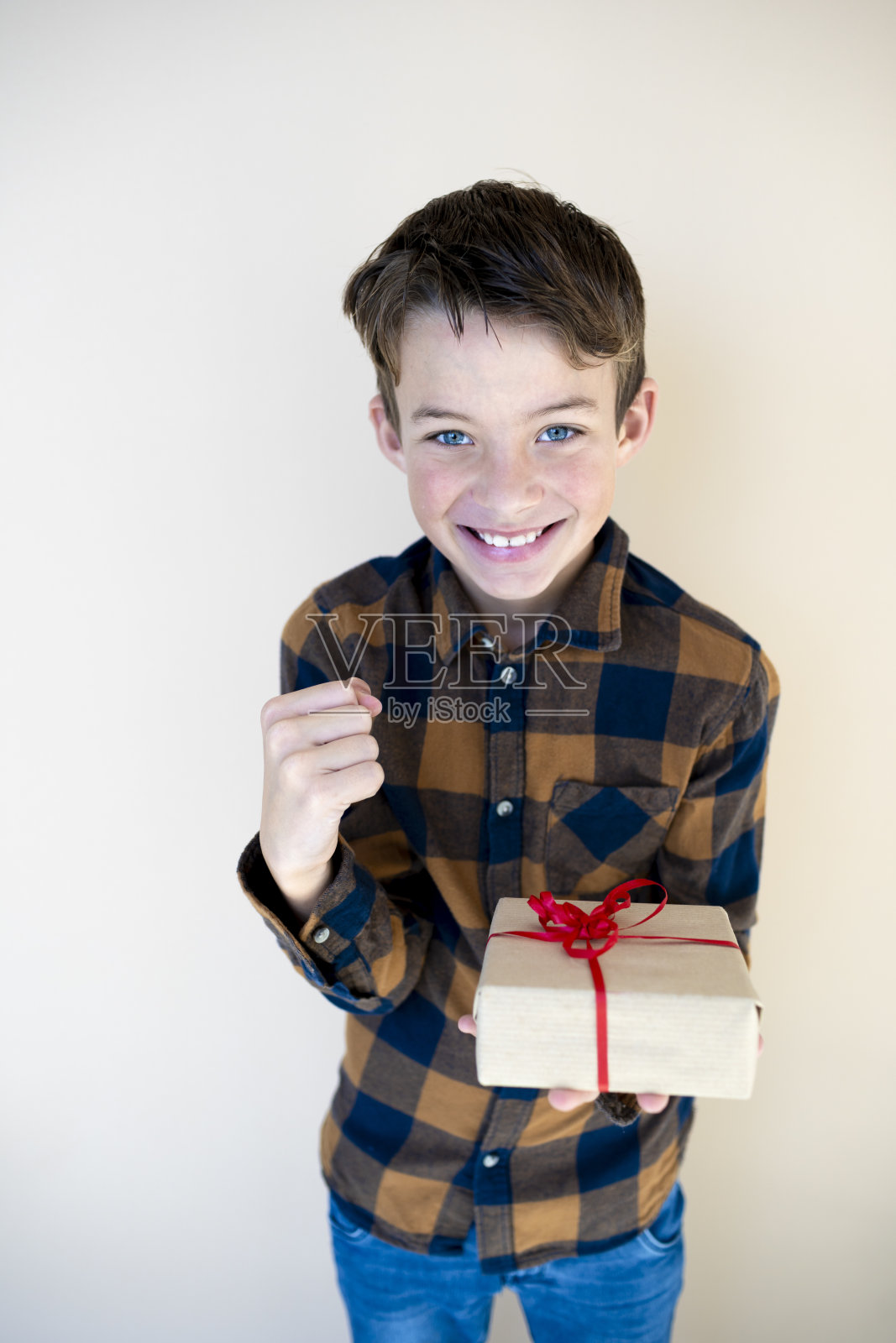 真酷，有圣诞礼物的小男孩照片摄影图片