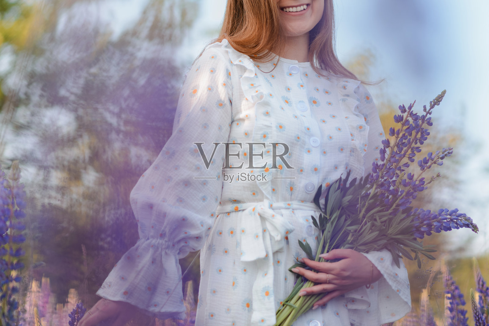 一个女人在花园里摘花照片摄影图片