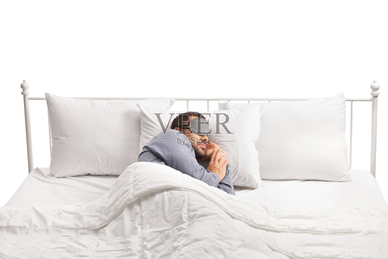 一个人戴着面具独自睡在一张双人床上照片摄影图片