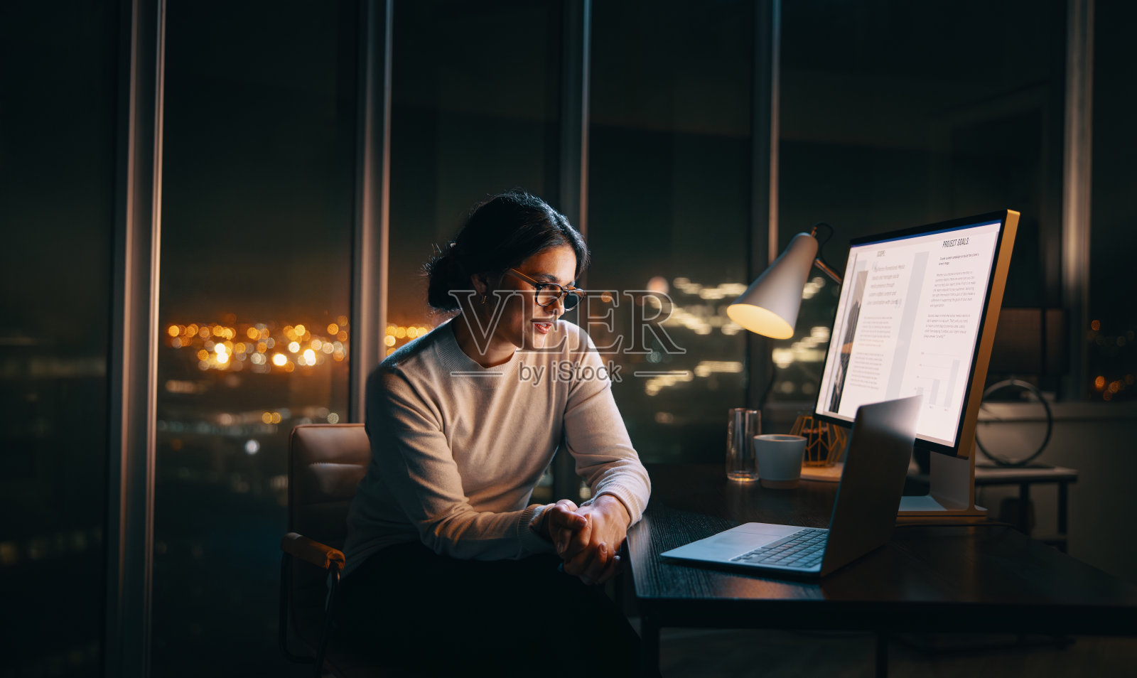 商务女性在家里办公室工作到很晚的时候开虚拟会议照片摄影图片