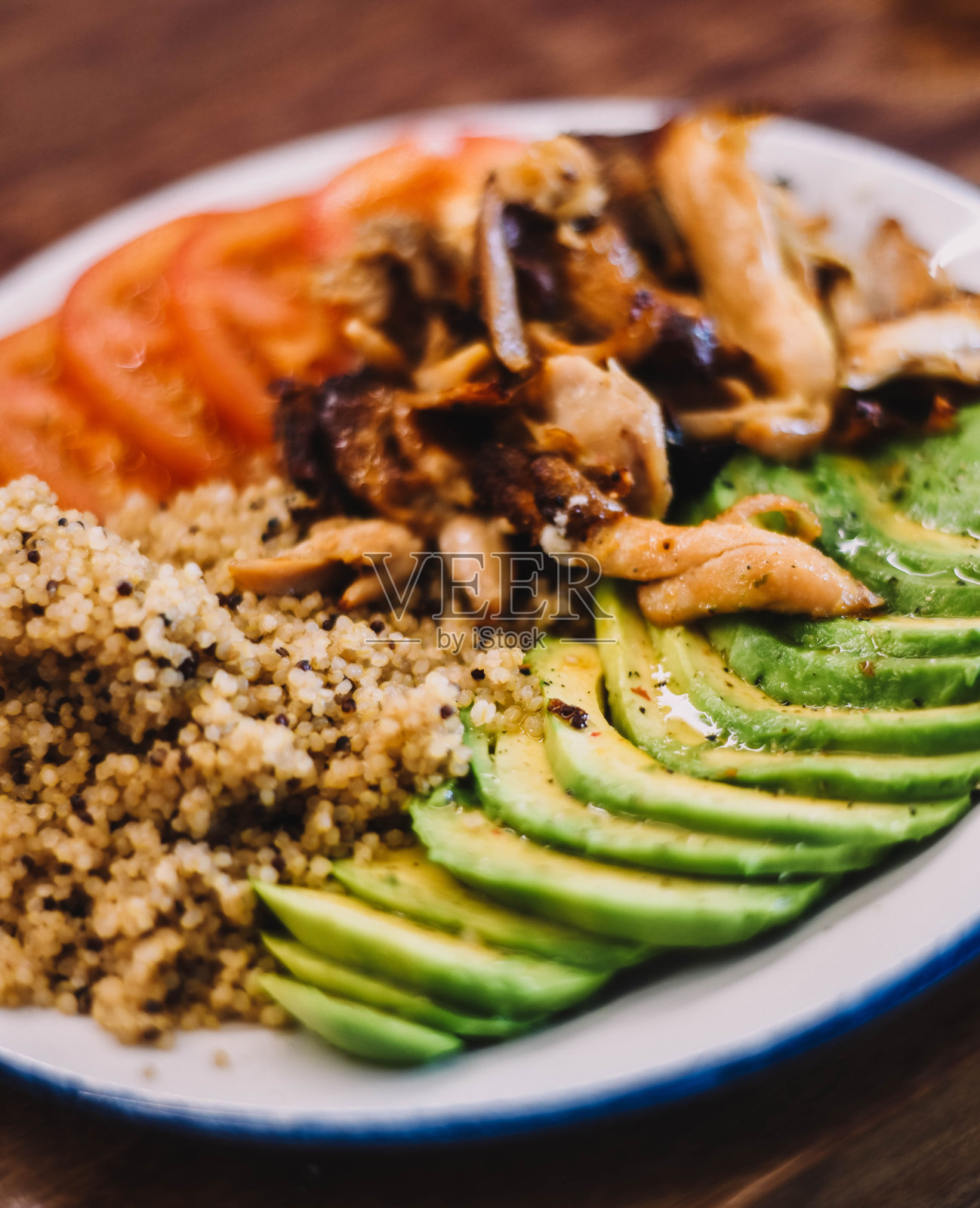 藜麦配牛油果，番茄和鸡肉照片摄影图片