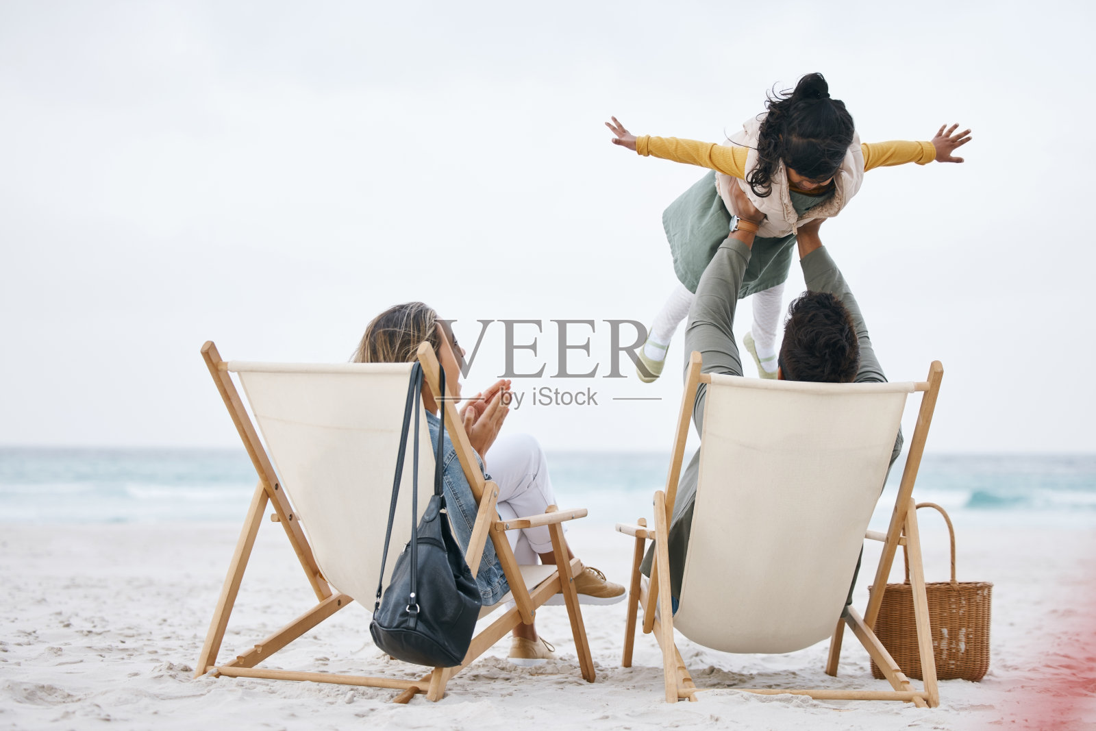 飞机、海滩、孩子和父母一起玩耍，放松身心，或者一个充满爱和关怀的幸福家庭。爸爸，飞着还是兴奋的非洲爸爸带着孩子一起在海边度假享受有趣的游戏照片摄影图片