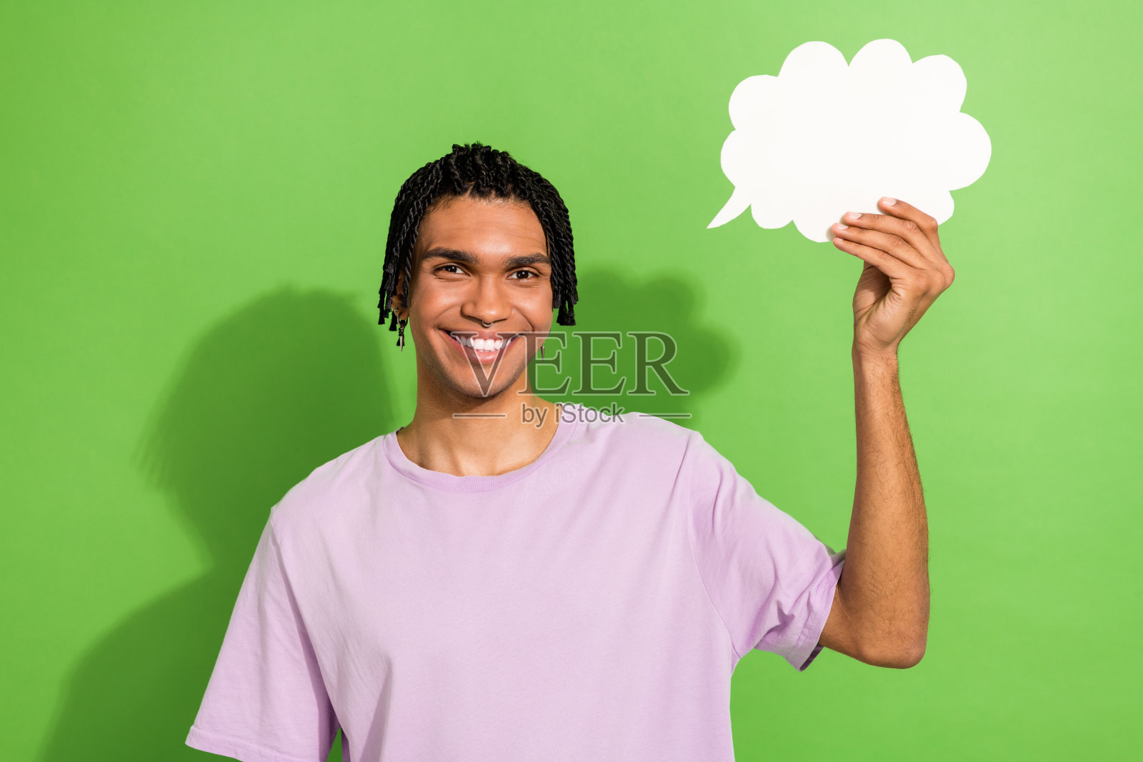 肖像积极友好的男人牙齿微笑手握空的空间云形气泡卡孤立的绿色背景照片摄影图片