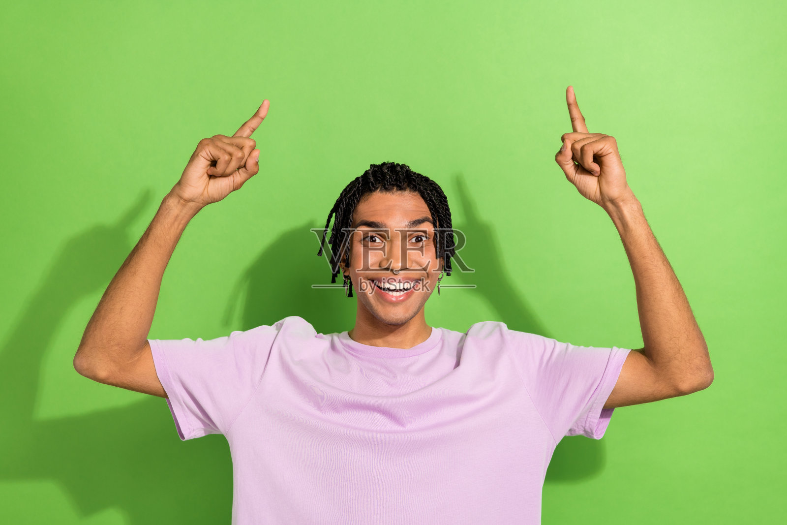 惊讶的时髦的人的照片表明手指空白的信息孤立在绿色背景照片摄影图片