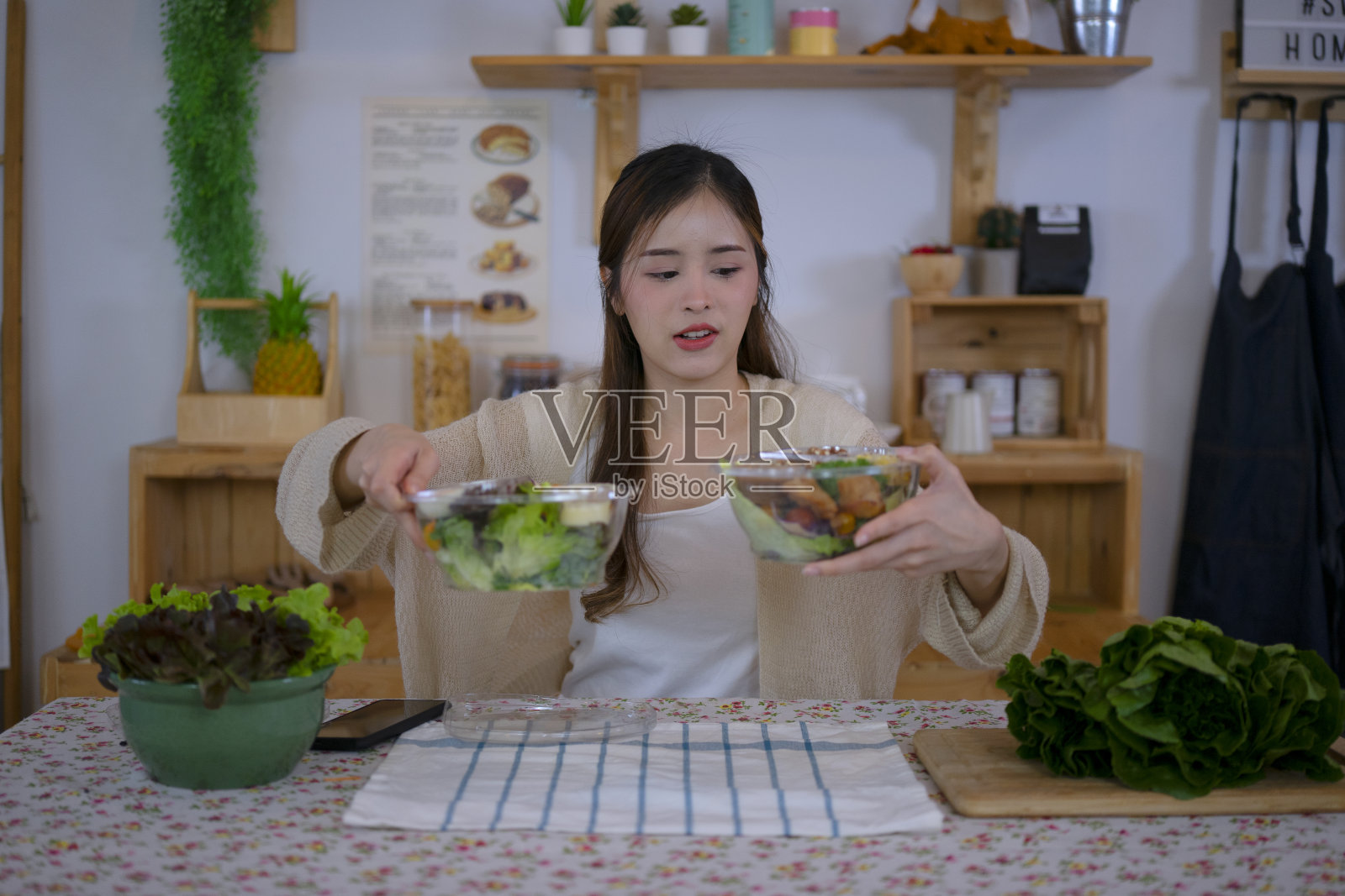 《漂亮女人》正在直播健康食品。照片摄影图片