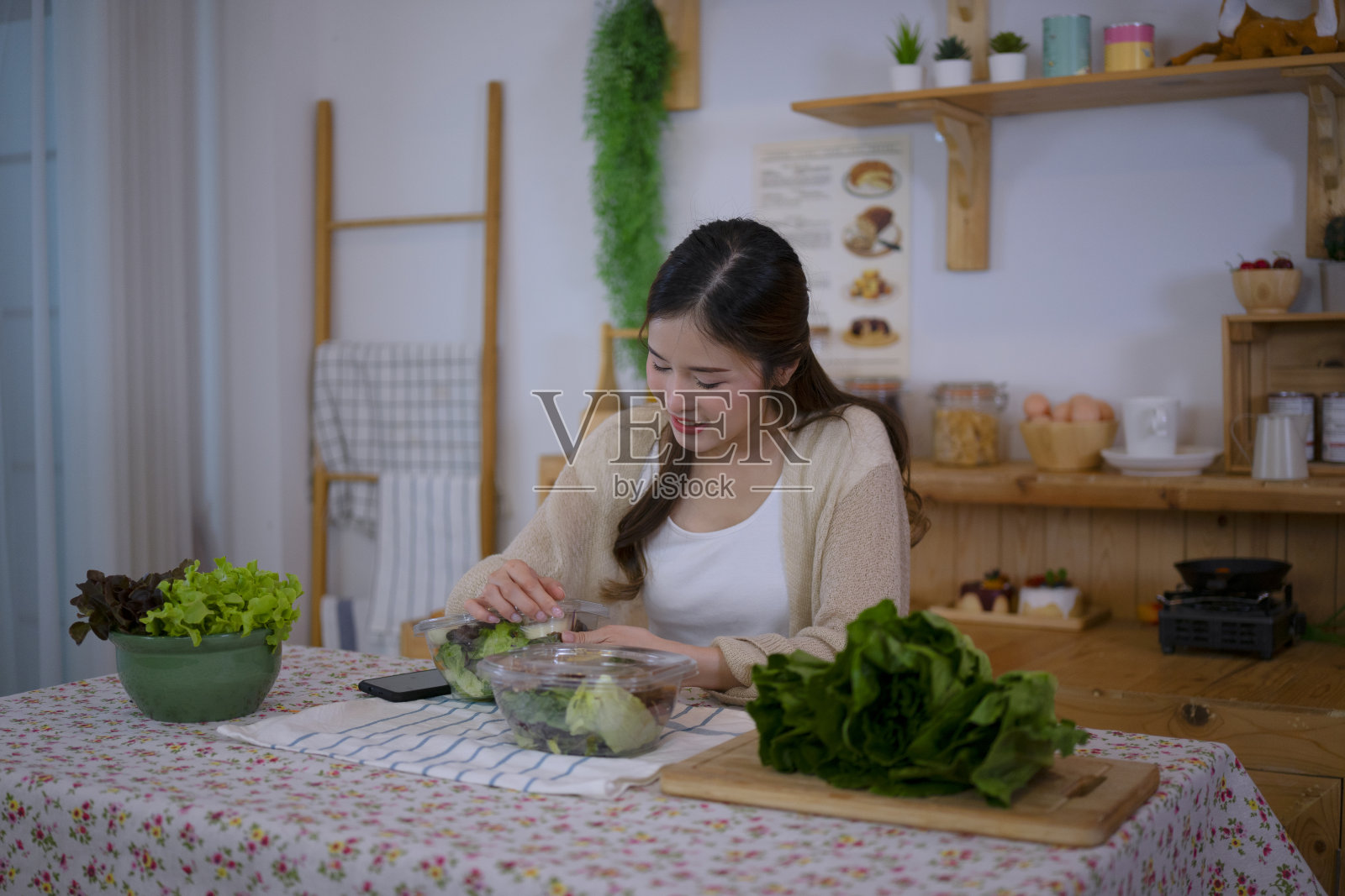《漂亮女人》正在直播健康食品。照片摄影图片