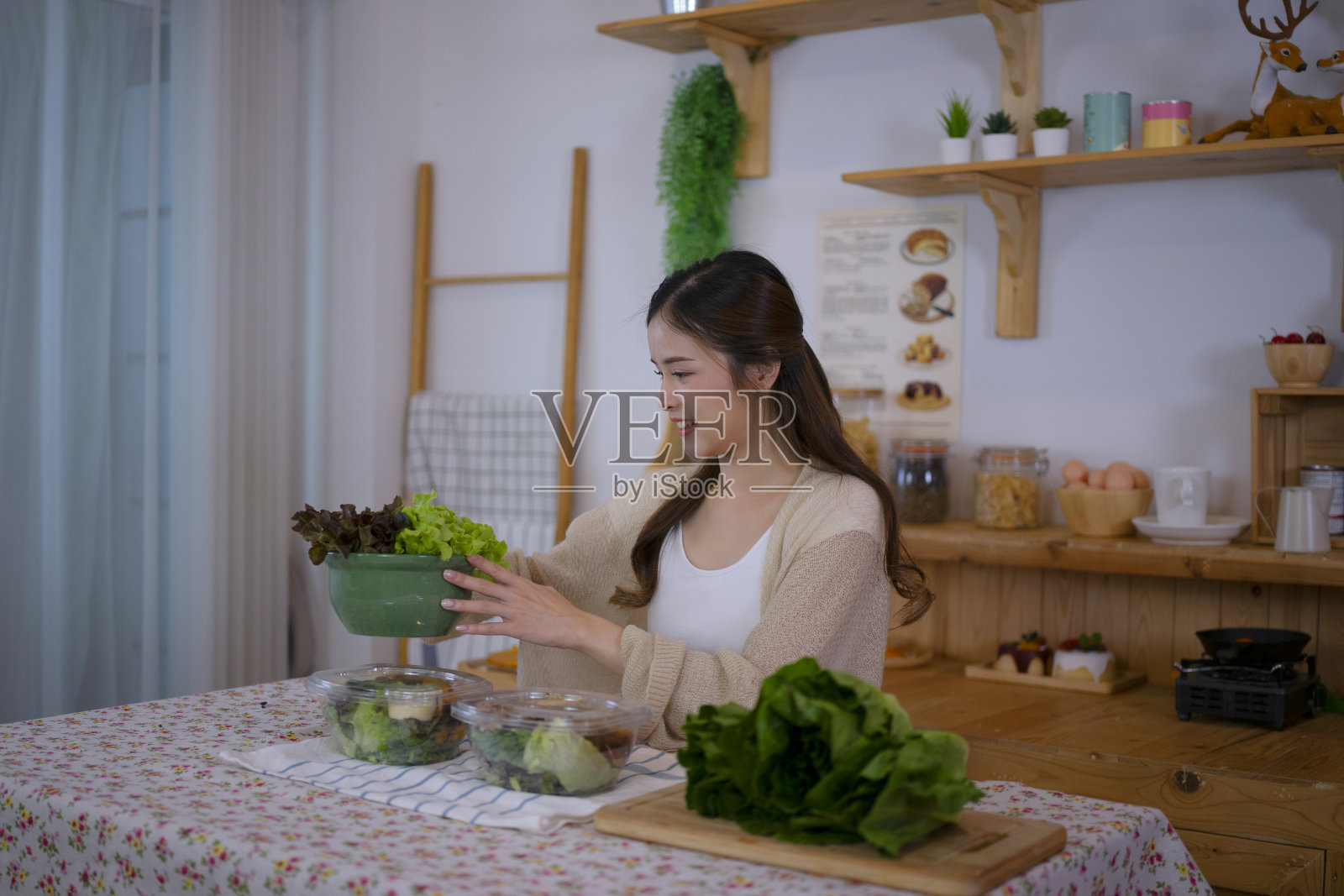 《漂亮女人》正在直播健康食品。照片摄影图片