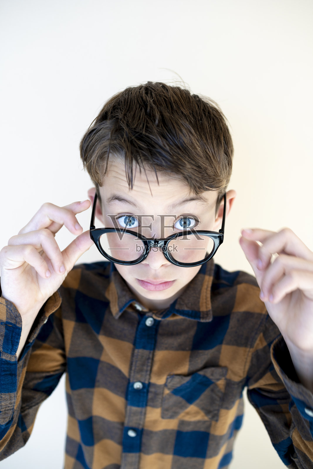 戴着黑色眼镜的酷男孩照片摄影图片