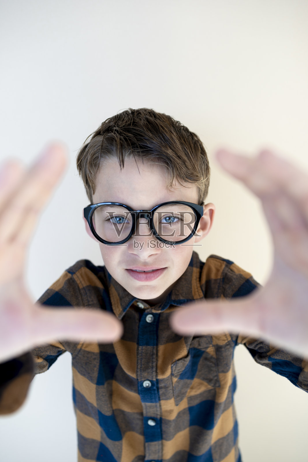 戴着黑色眼镜的酷男孩照片摄影图片