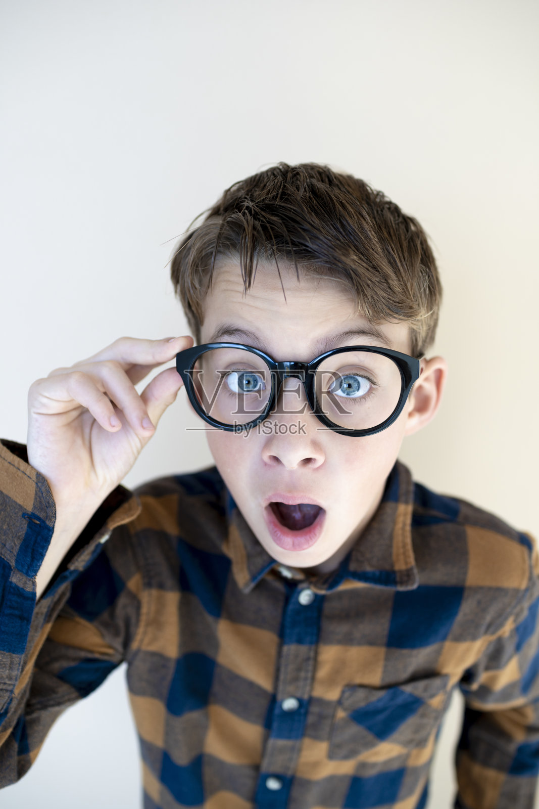 戴着黑色眼镜的酷男孩照片摄影图片