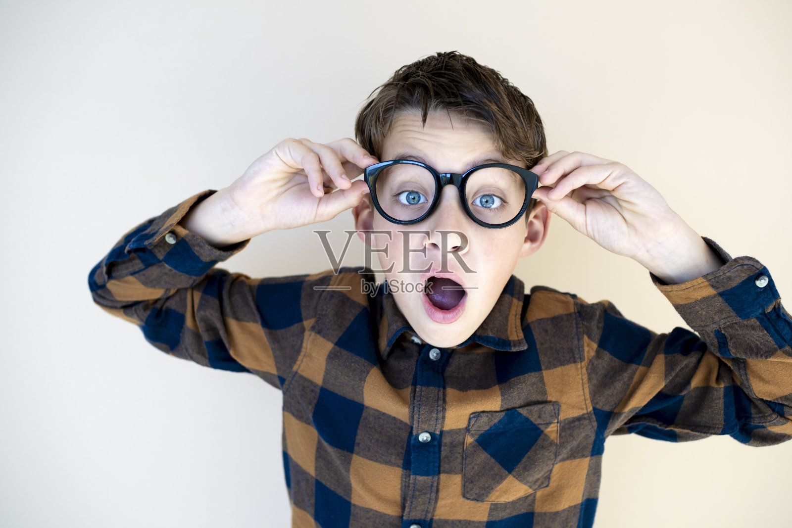 戴着黑色眼镜的酷男孩照片摄影图片