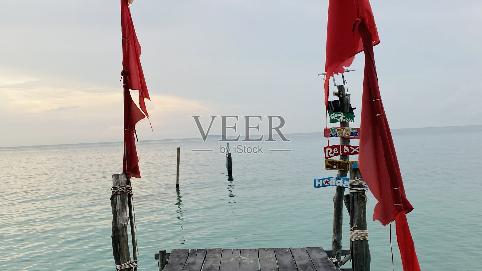 看那清澈的水和广阔的天空。照片摄影图片