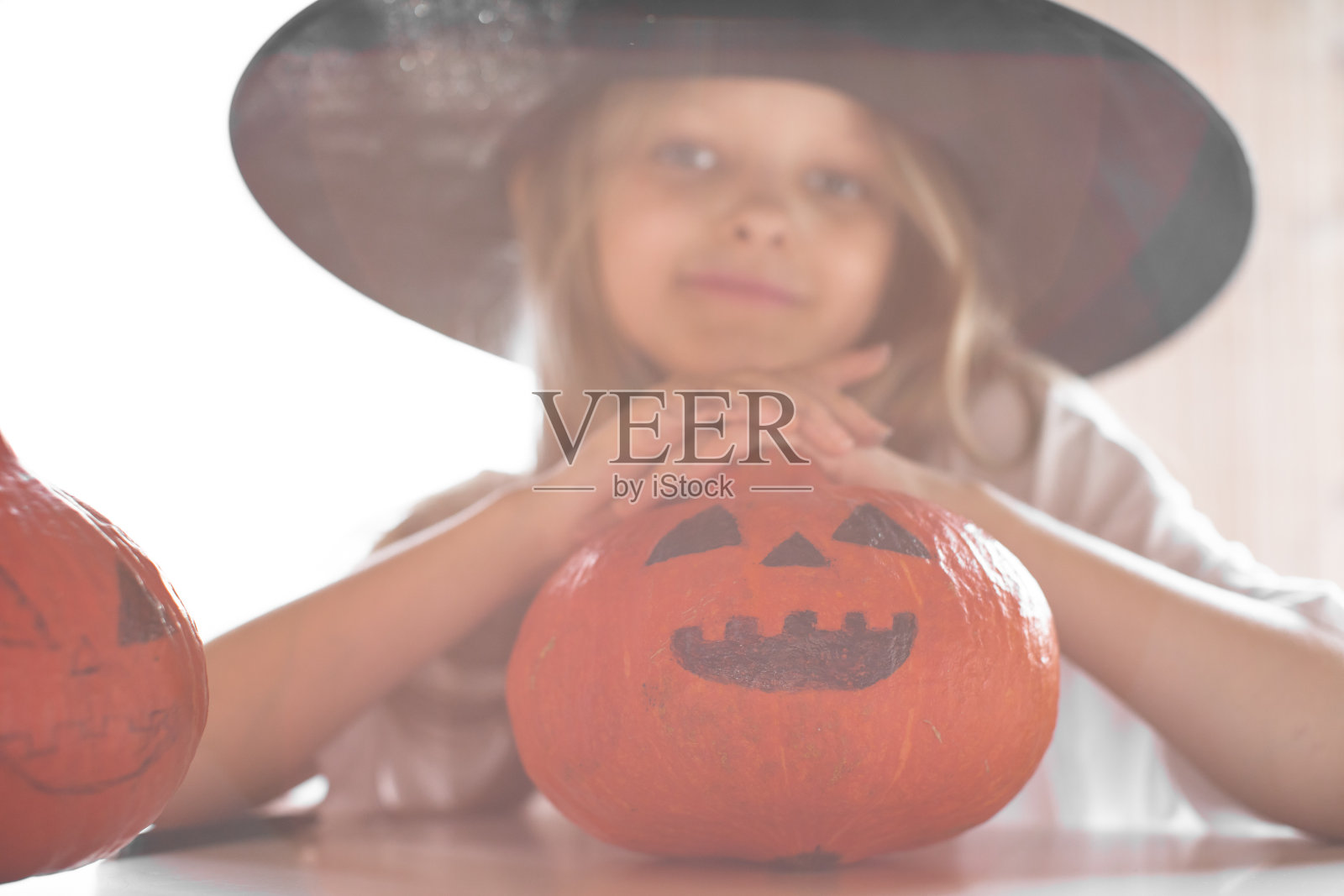 万圣节的女孩照片摄影图片