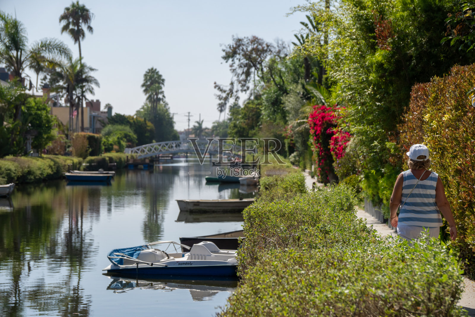 漫步在洛杉矶威尼斯的老妇人照片摄影图片