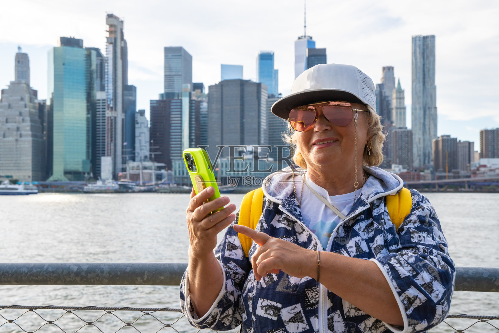 漫步在纽约曼哈顿美景的老妇人照片摄影图片