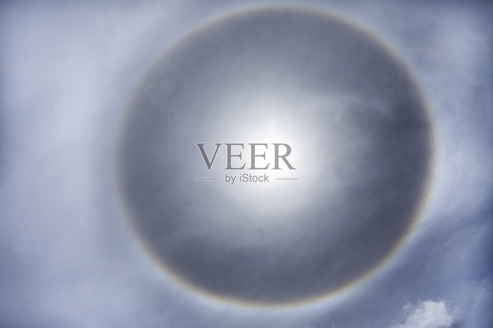 天空的太阳围晕现象和室外有云的天空景观照片摄影图片