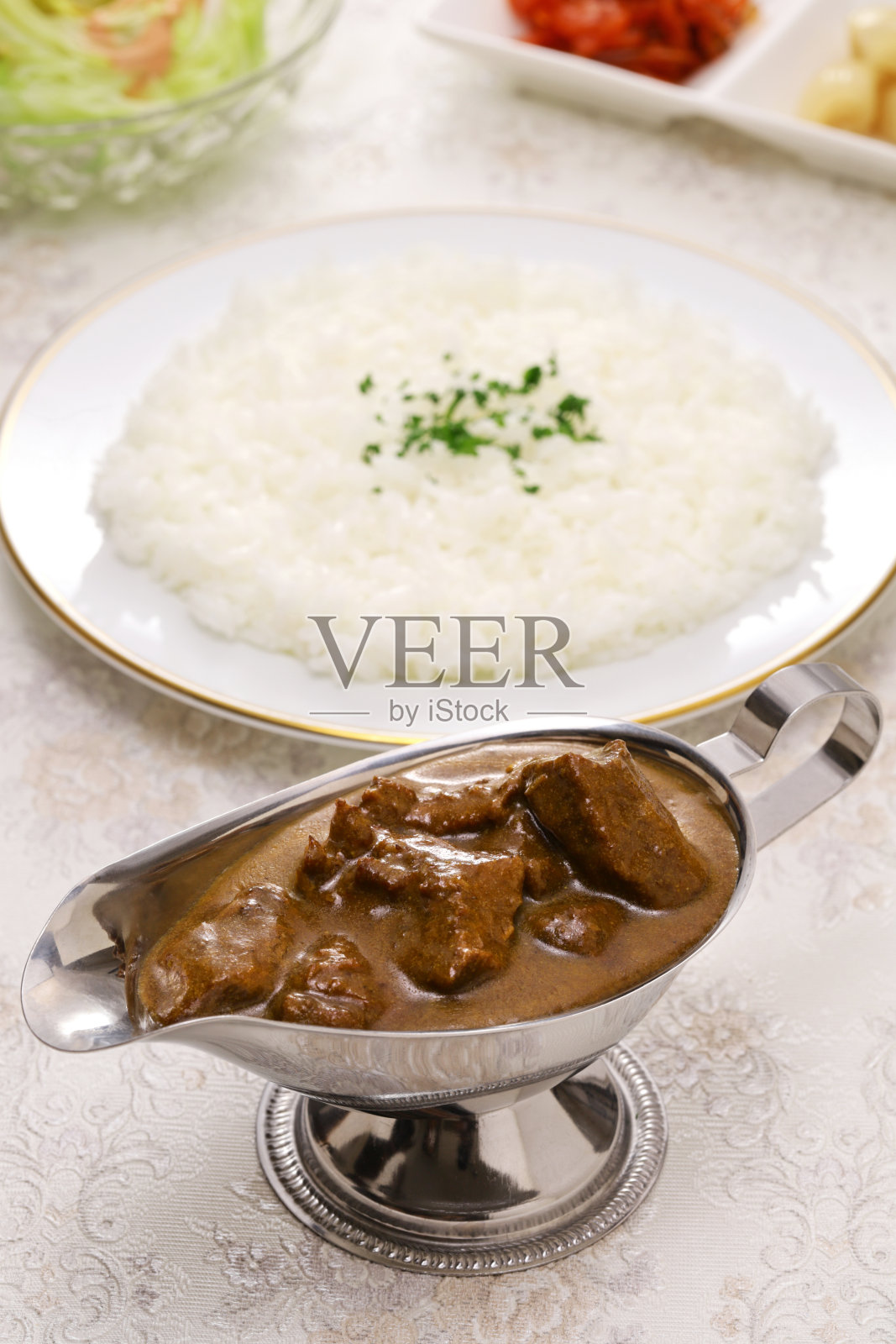 日式咖喱牛肉饭(咖喱饭和咖喱饭分开供应)照片摄影图片