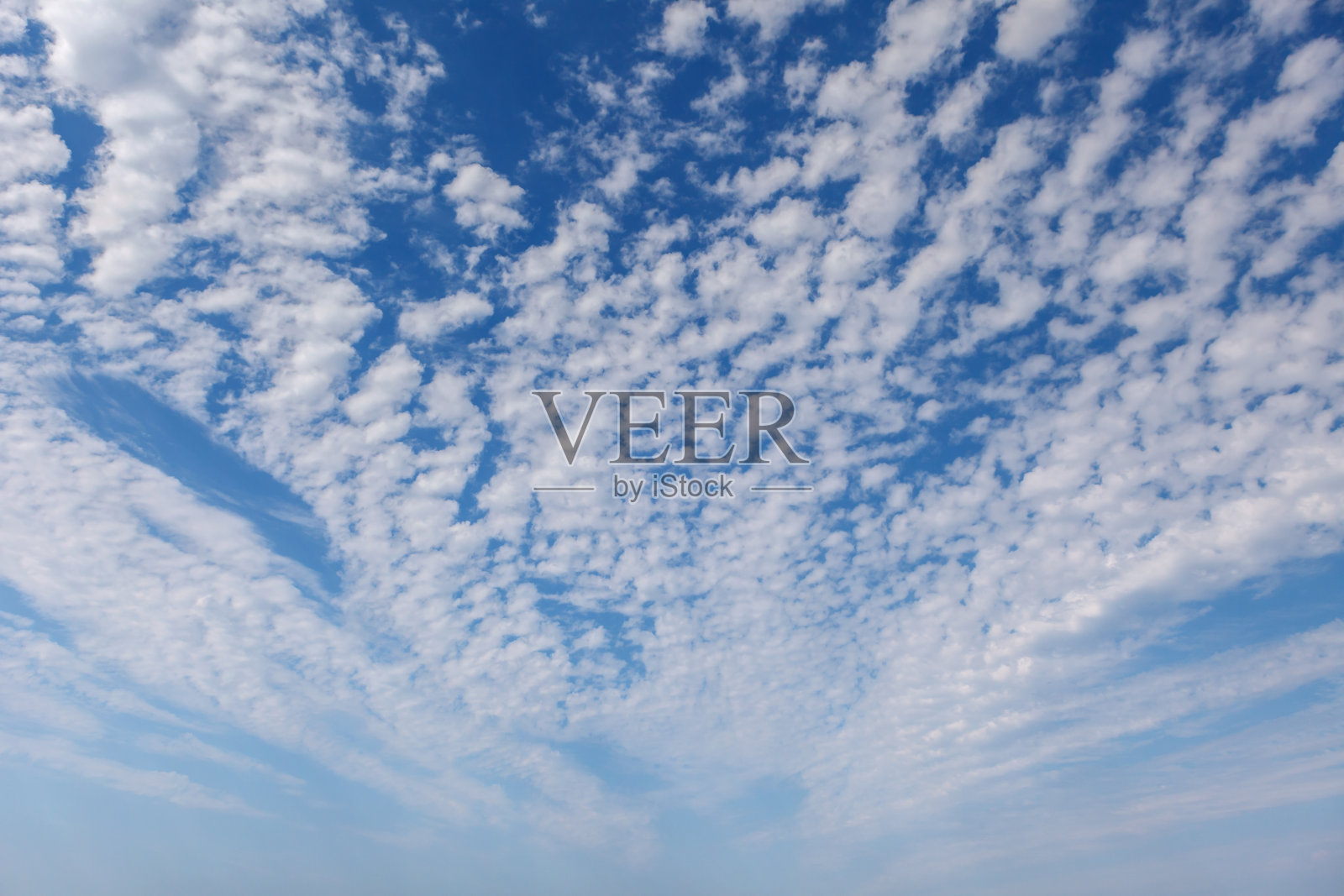 美丽的分层积云在蓝天的背景。层积云照片摄影图片