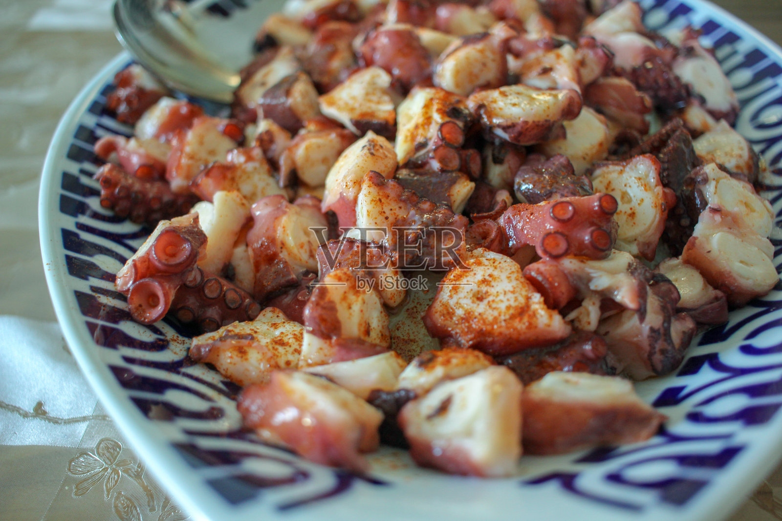 章鱼配橄榄油和辣椒照片摄影图片