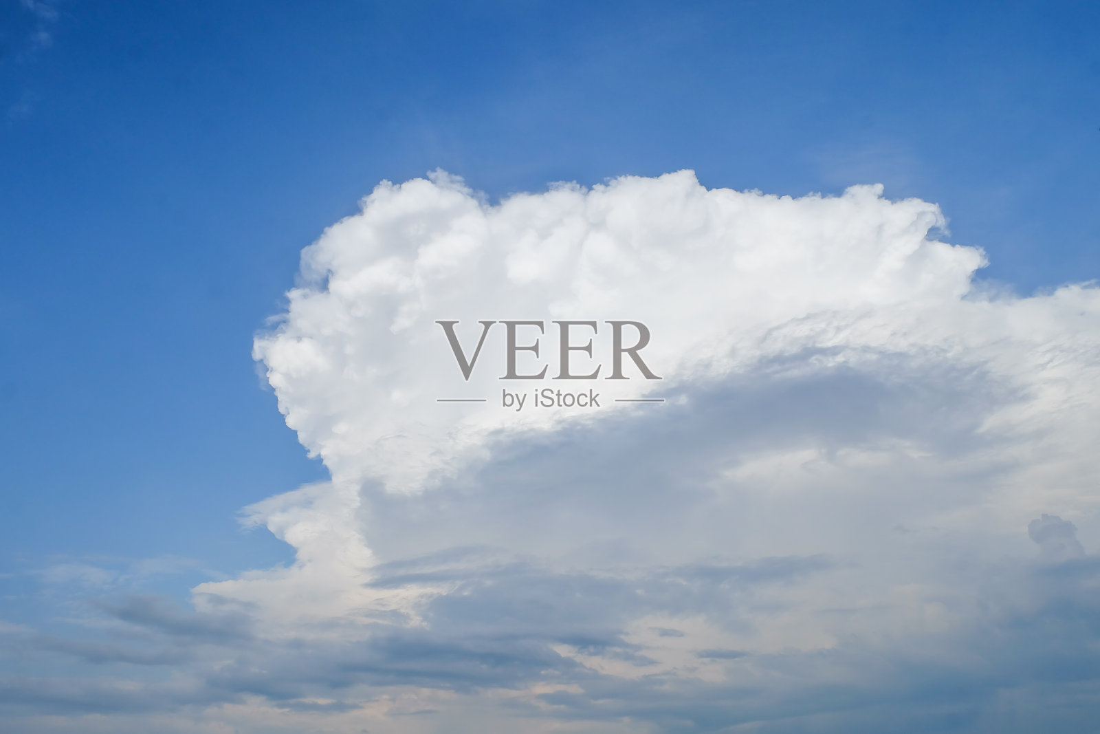 天空中云的低角度视图。史诗般的风暴云景。柔和的阳光，阳光。晴空万里。自然图案，纹理，背景，壁纸，3D，图形资源，设计，复制空间照片摄影图片