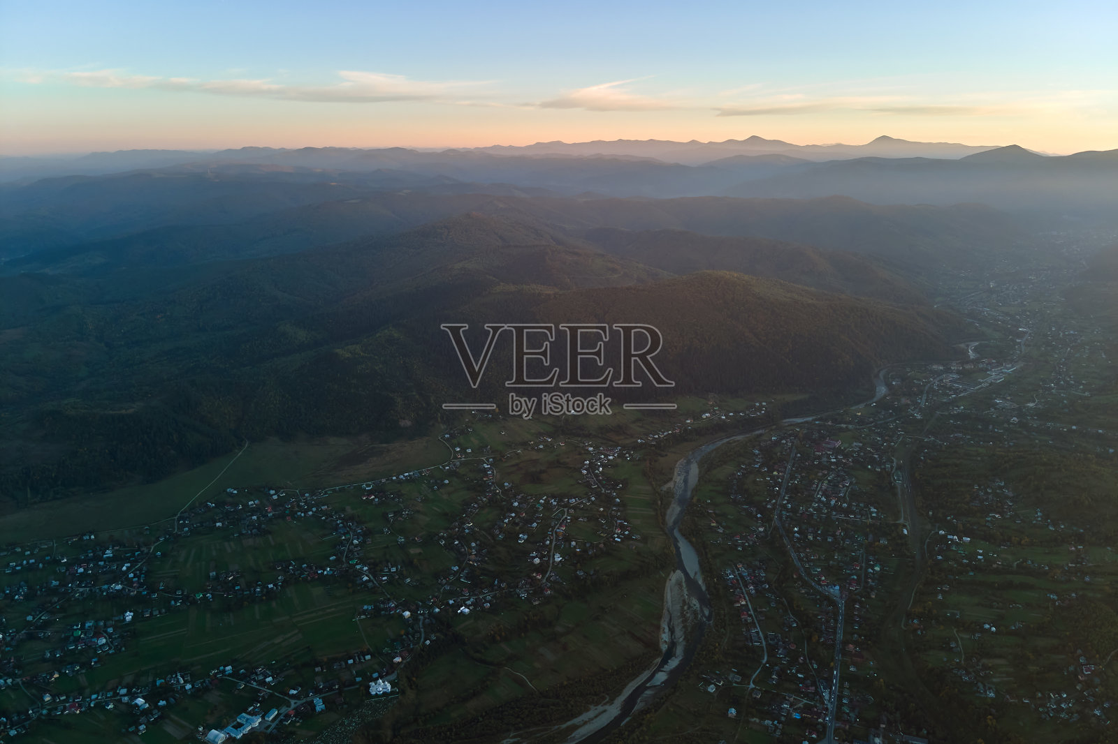 从高海拔俯瞰日落时的山村民居照片摄影图片