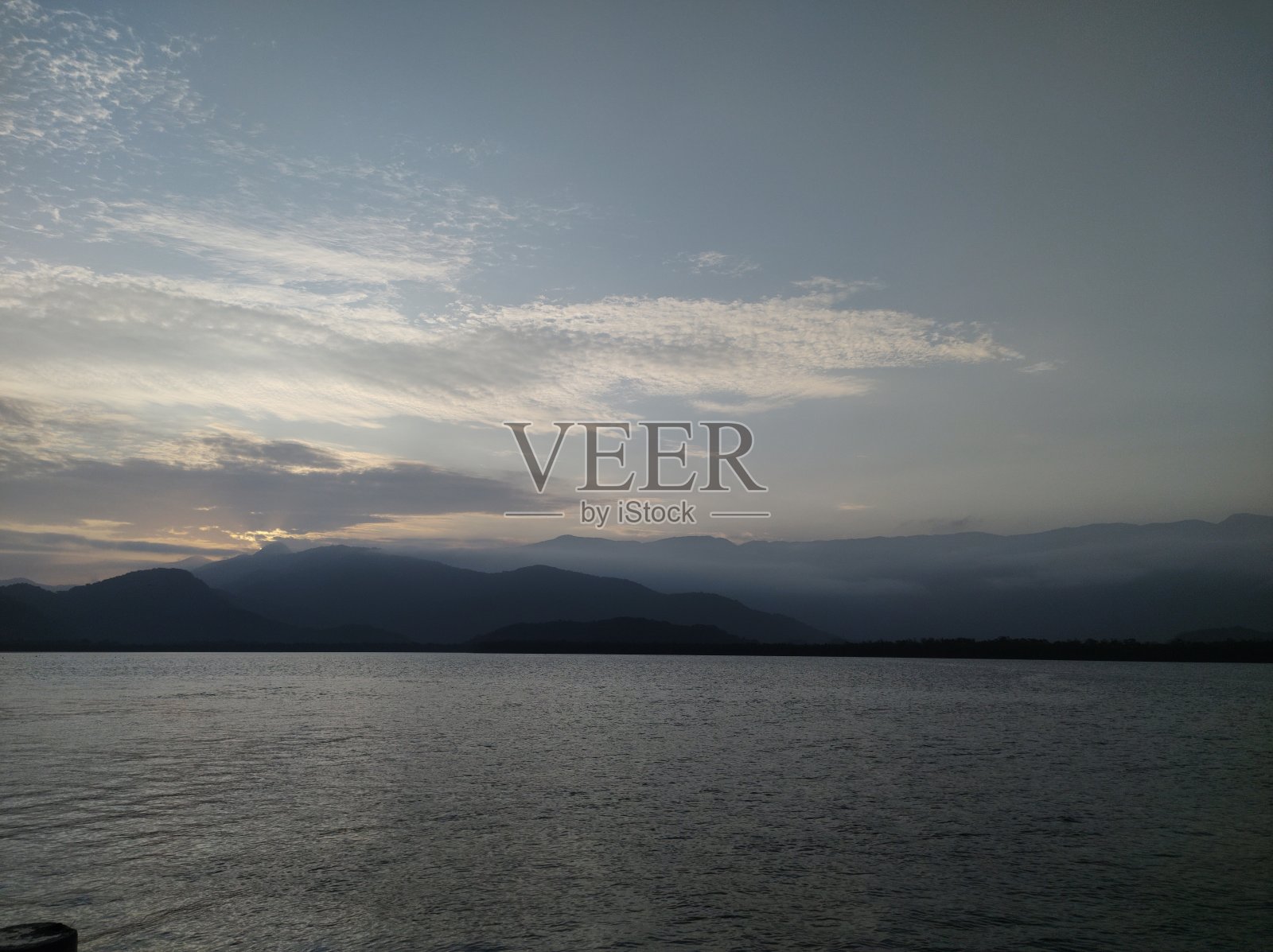 傍晚的森林里有红树，有河有山，有云有天照片摄影图片