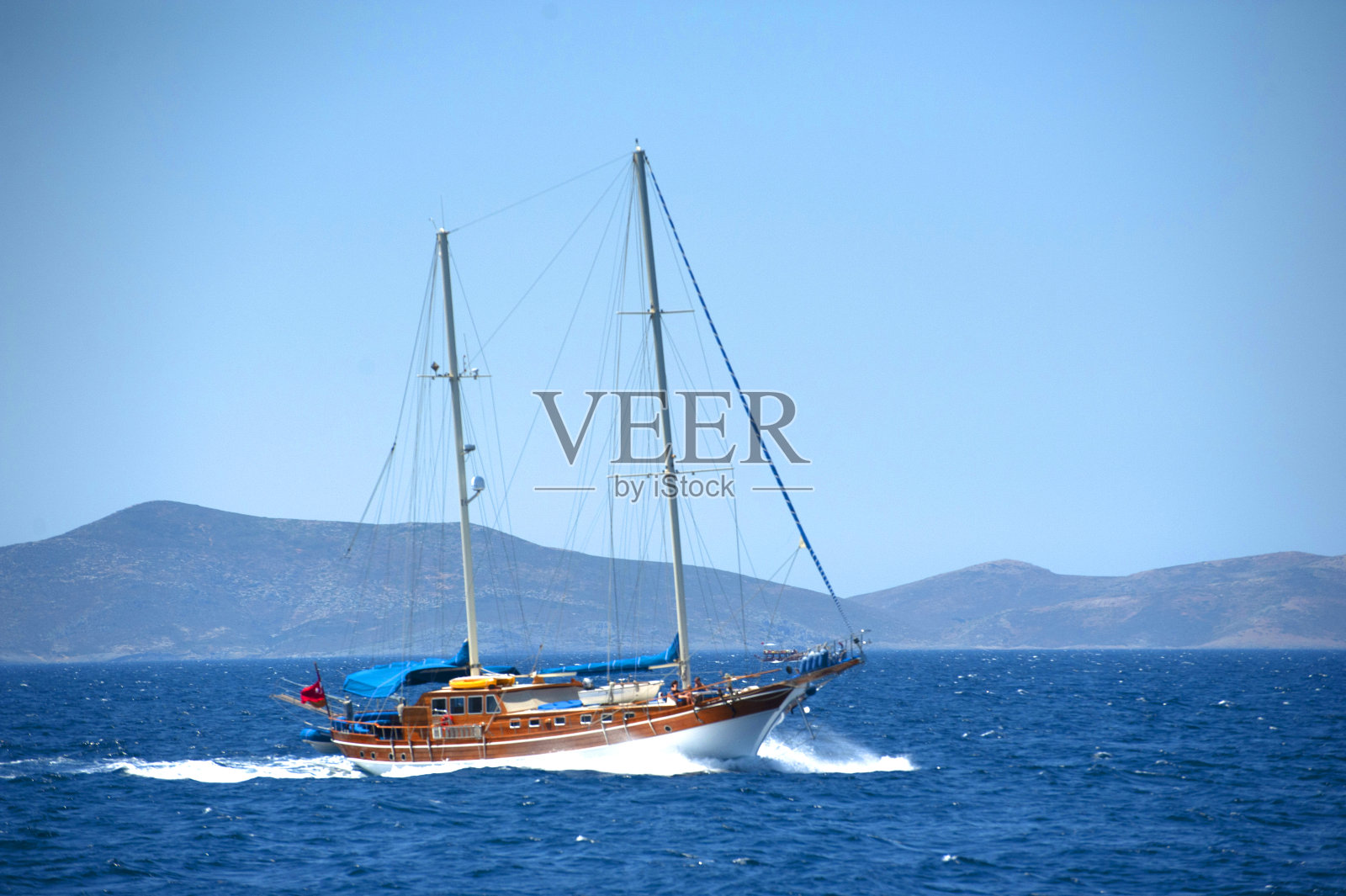 海上的木制游艇照片摄影图片