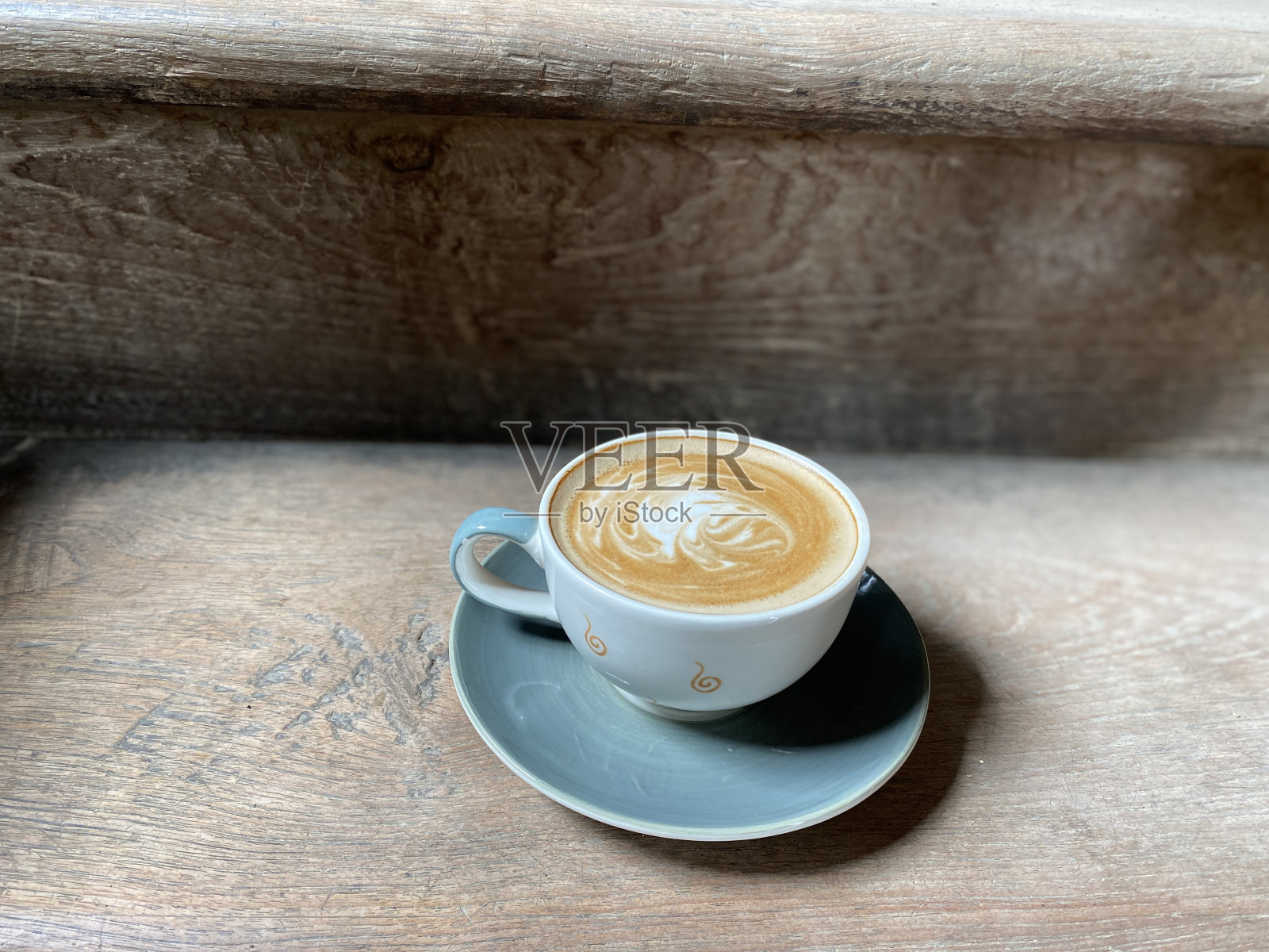 一杯木制背景的拉花咖啡照片摄影图片