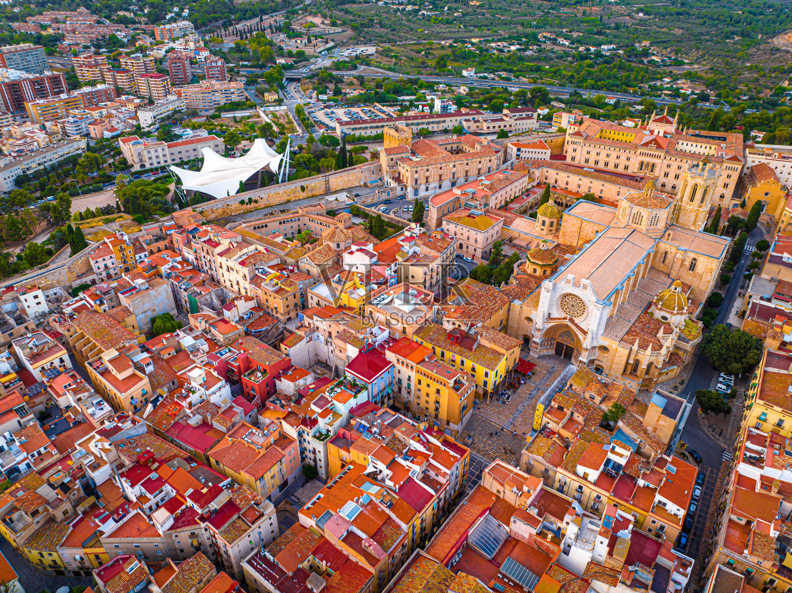 塔拉戈纳主教堂鸟瞰图，这是西班牙加泰罗尼亚塔拉戈纳的一座罗马天主教堂照片摄影图片