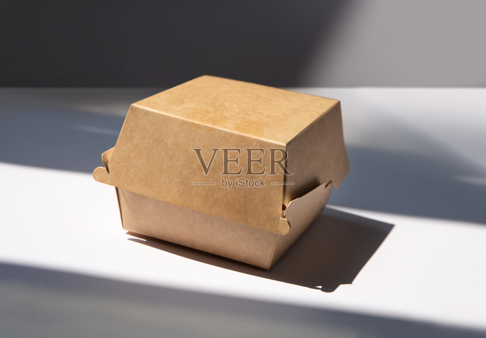 封闭空白一次性牛皮纸汉堡盒隔离在白色上照片摄影图片