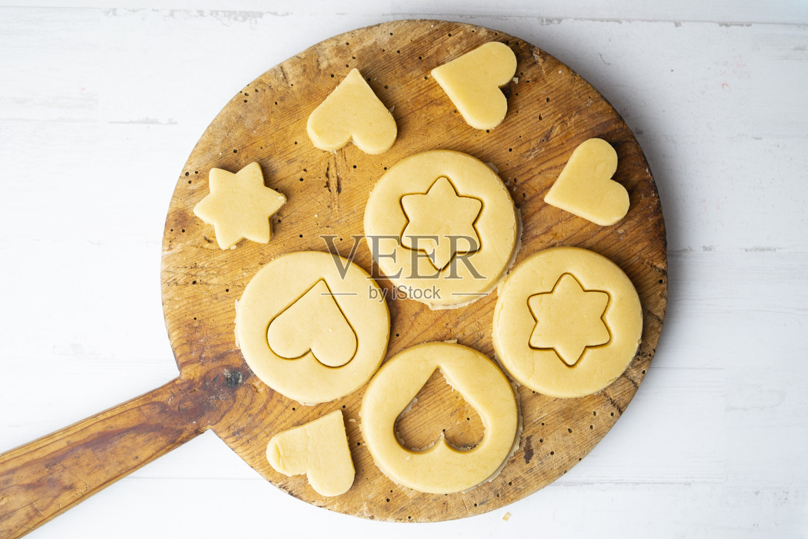 为孩子们准备星星和心形的黄油饼干。照片摄影图片