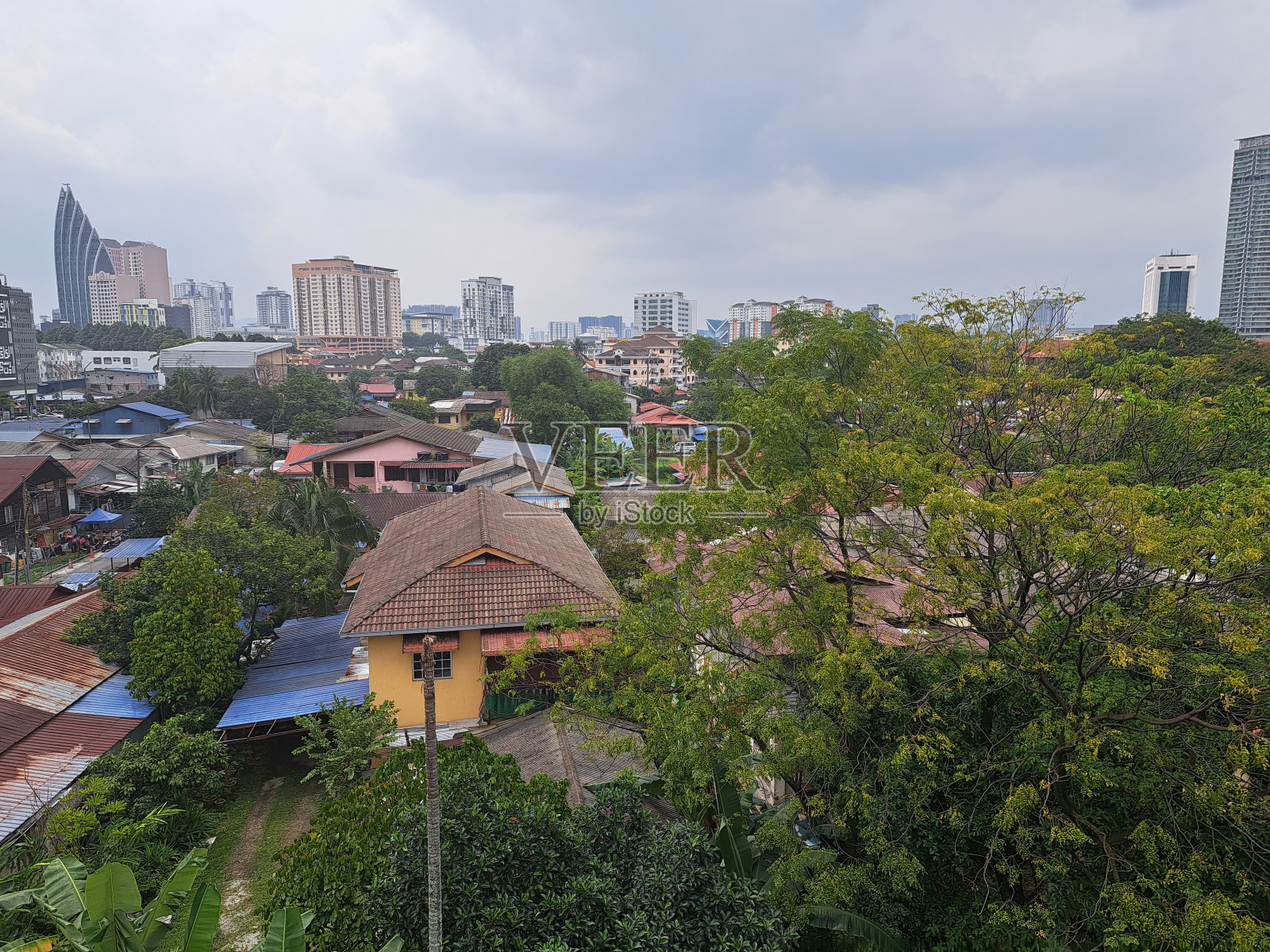 老房子与自然照片摄影图片