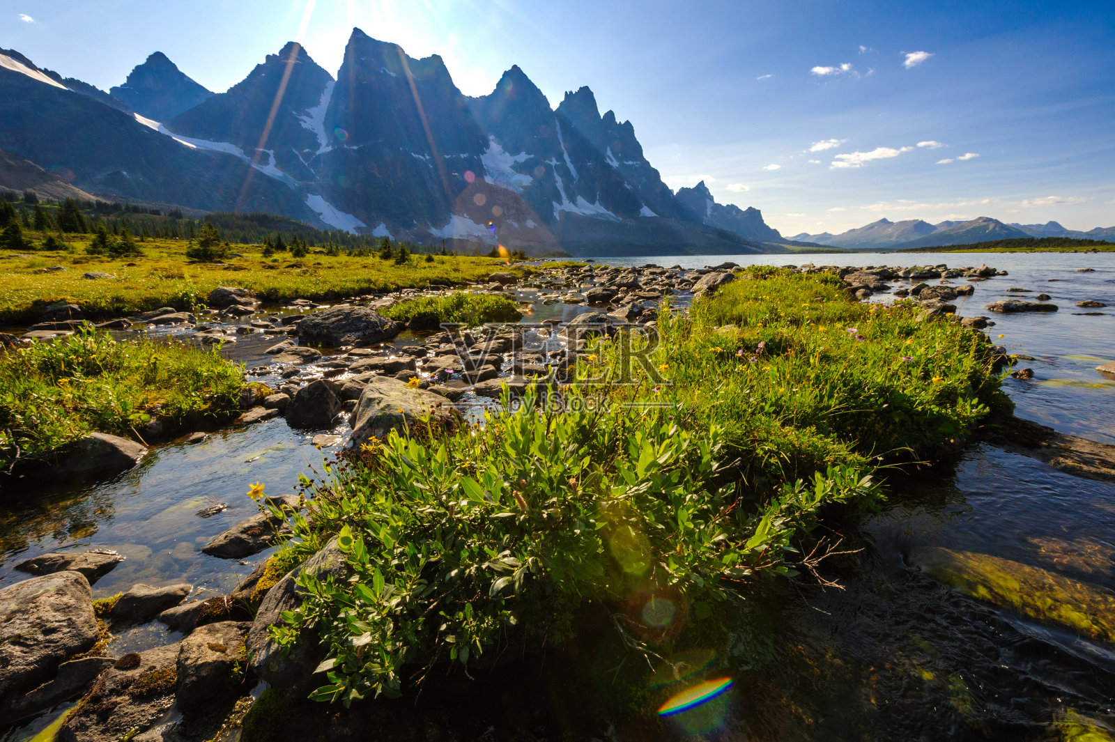 贾斯珀国家公园的紫水晶湖，艾伯塔省，加拿大照片摄影图片
