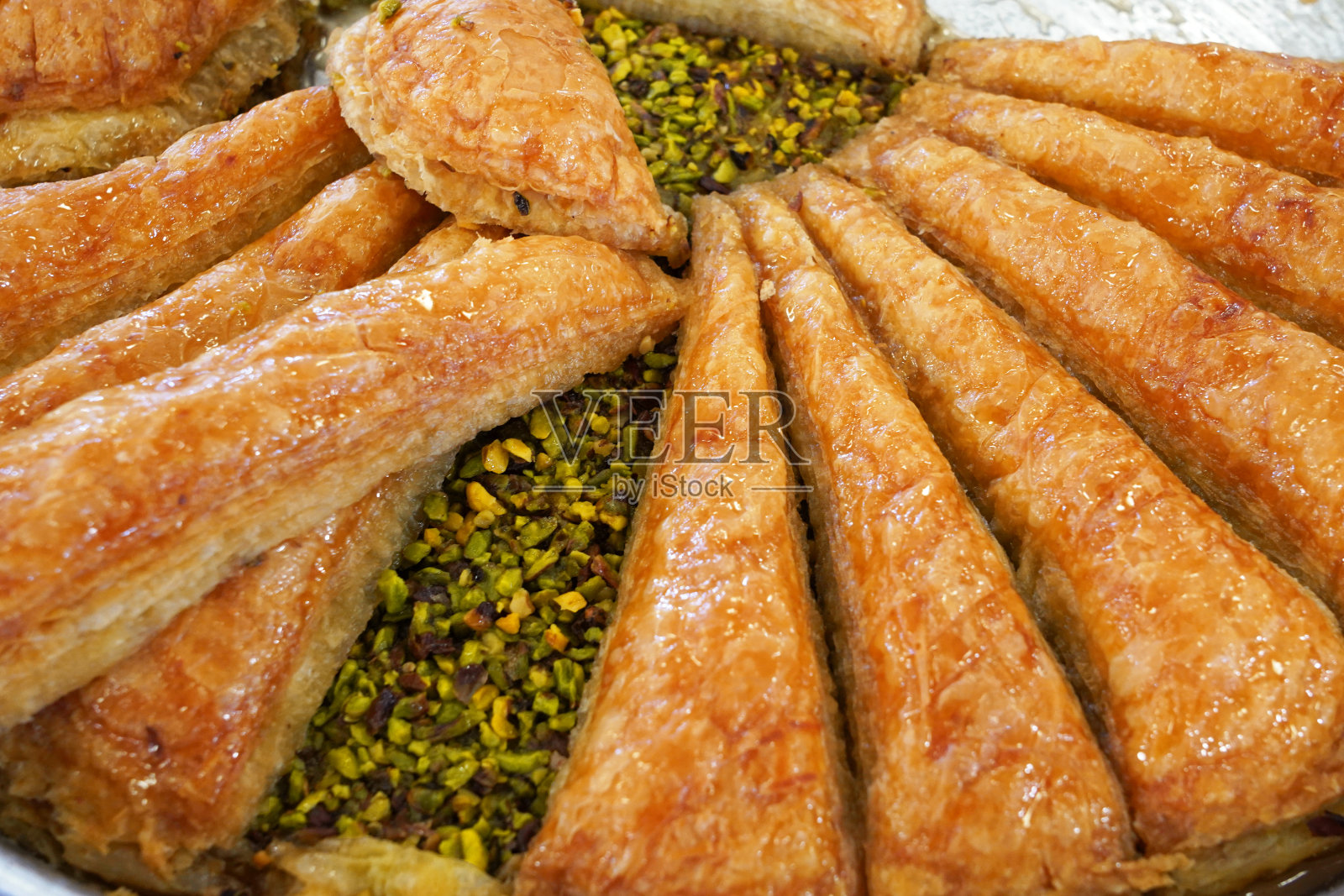 传统的土耳其果仁蜜饼加开心果照片摄影图片