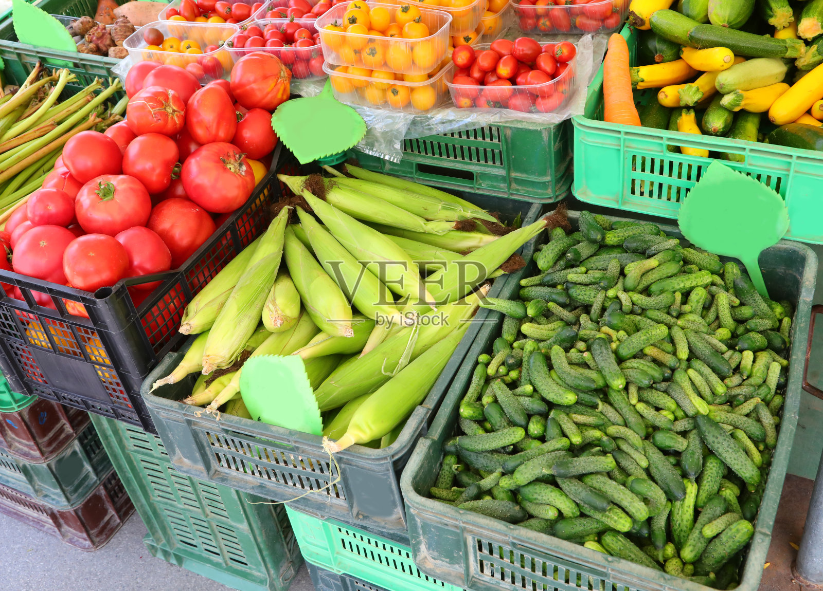 东欧市场有机水果盒，配以番茄棒子和小黄瓜照片摄影图片