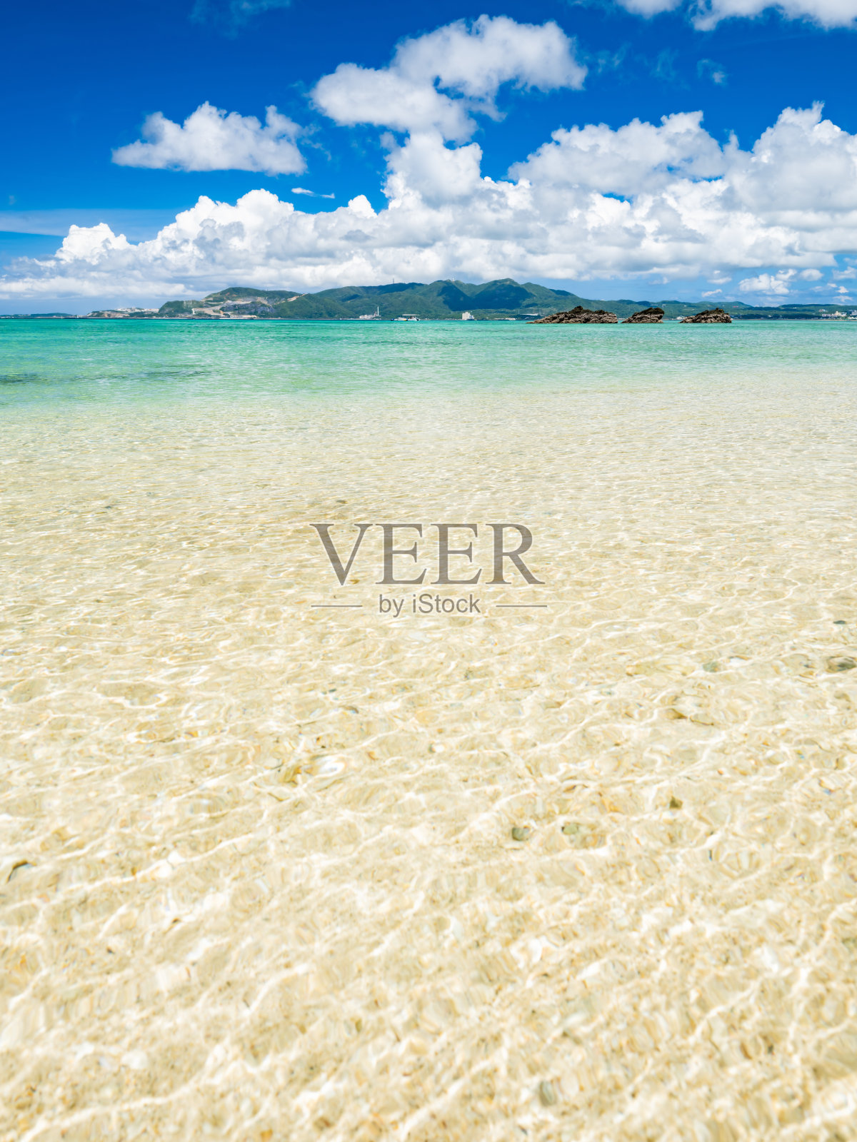 夏天，在日本冲绳的白色沙滩上，美丽的蓝色大海或海洋，没有人，风景或旅行照片摄影图片