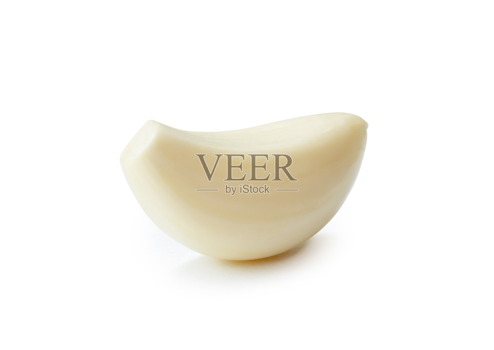 单个新鲜去皮的蒜瓣在白色的背景上被孤立，带有修剪路径。泰式草药概念照片摄影图片