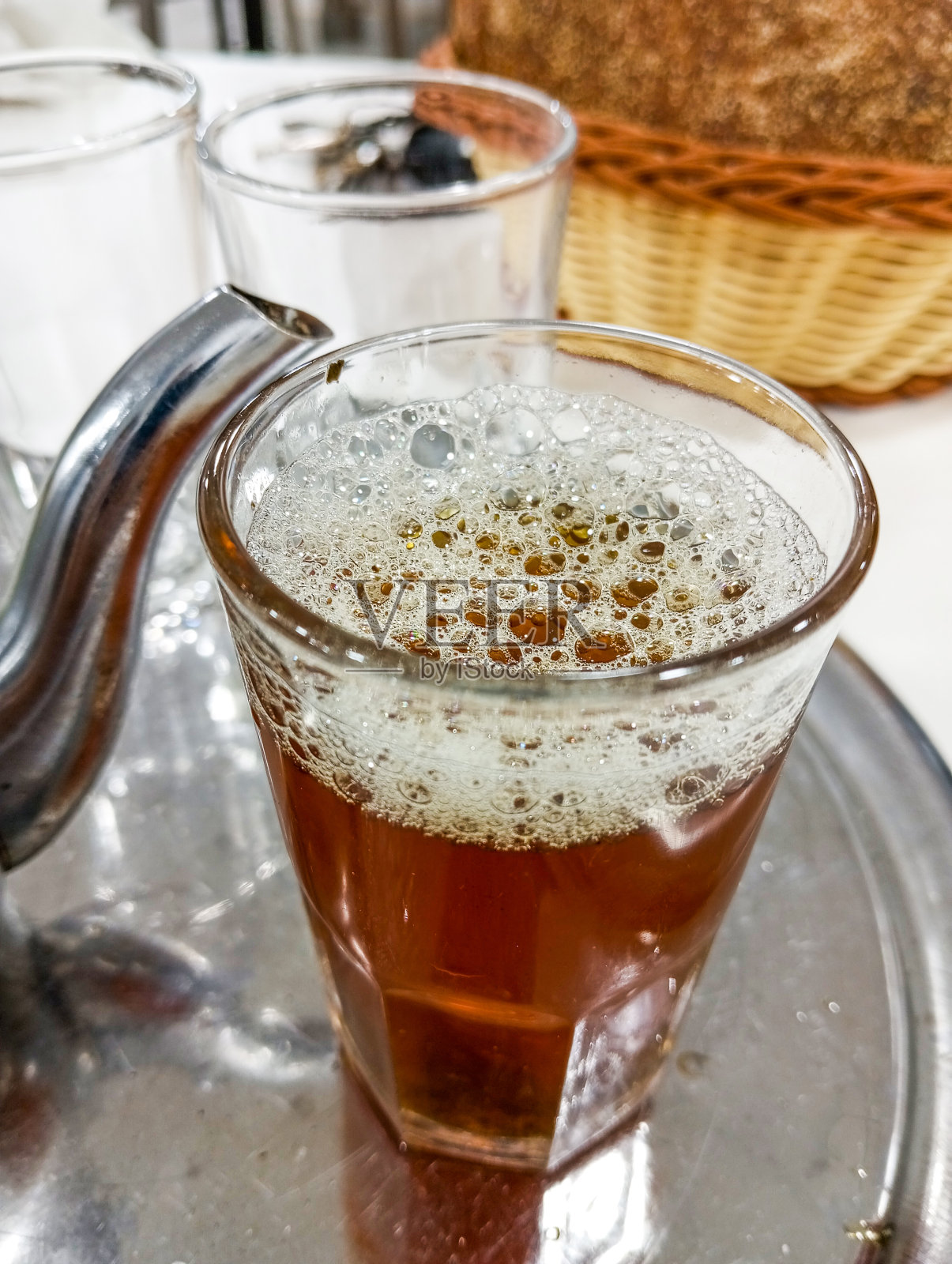 一杯摩洛哥绿茶。照片摄影图片