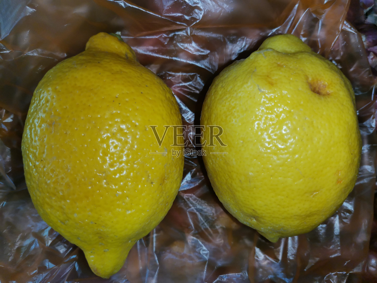 当地的柠檬颜色淡黄，质地更圆，口感更酸照片摄影图片