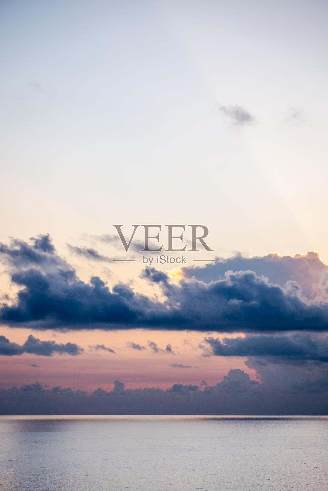 加勒比海地平线上的金色天空，在巴哈马群岛，北大西洋照片摄影图片