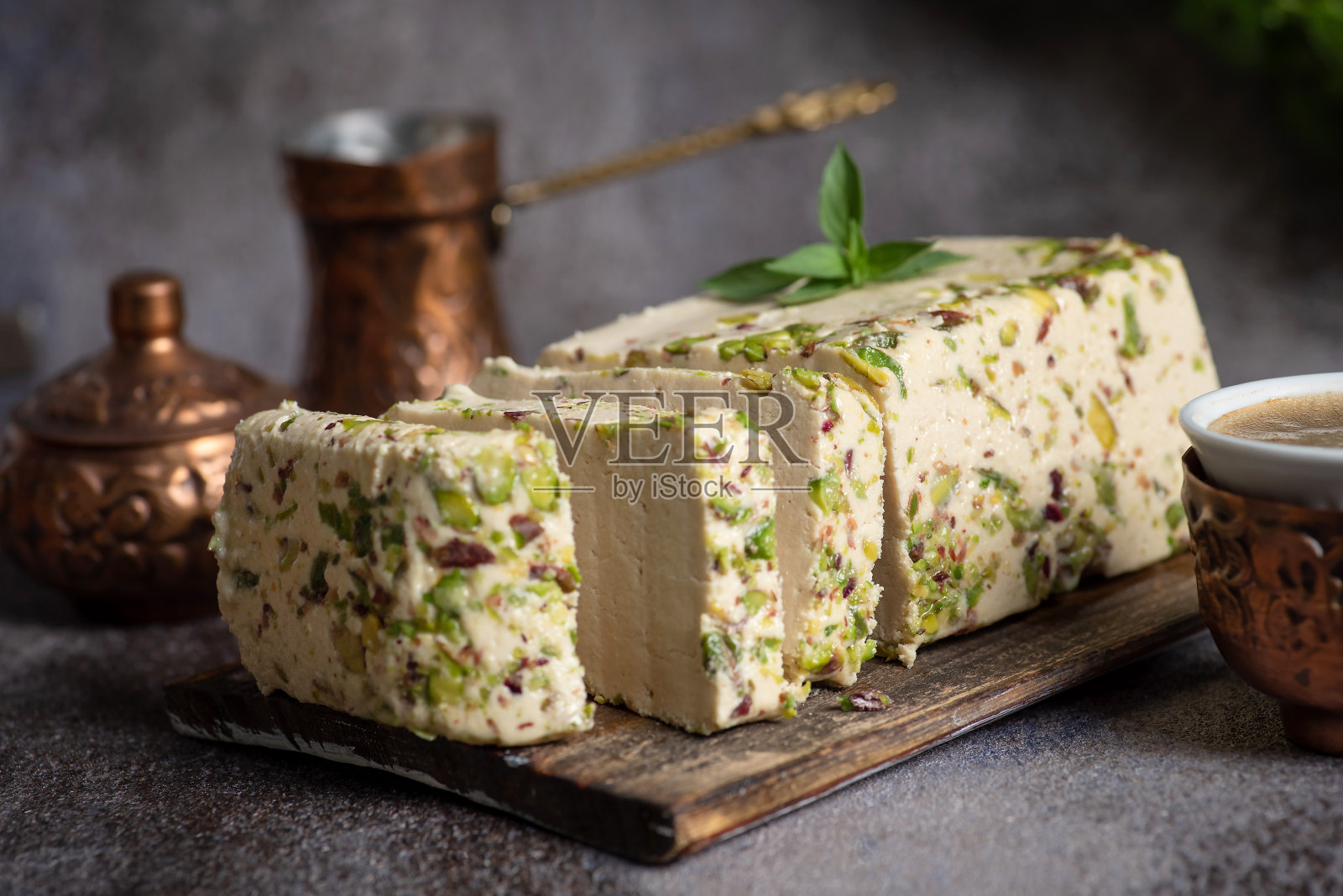 切片的芝麻酱加开心果照片摄影图片