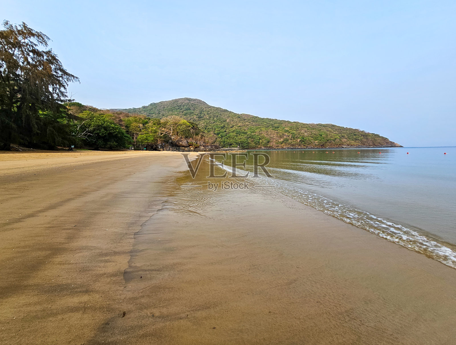 在寮翁机场附近的坝特劳海滩，观看飞机降落在寮翁岛，寮翁岛，巴里翁头省照片摄影图片