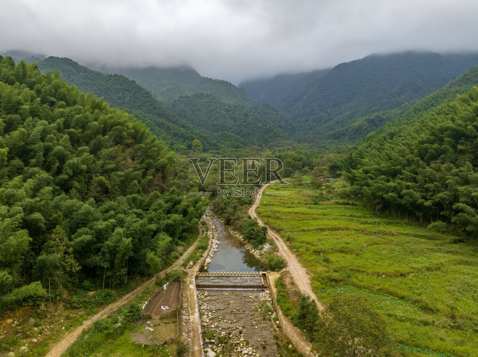 山路在山间照片摄影图片